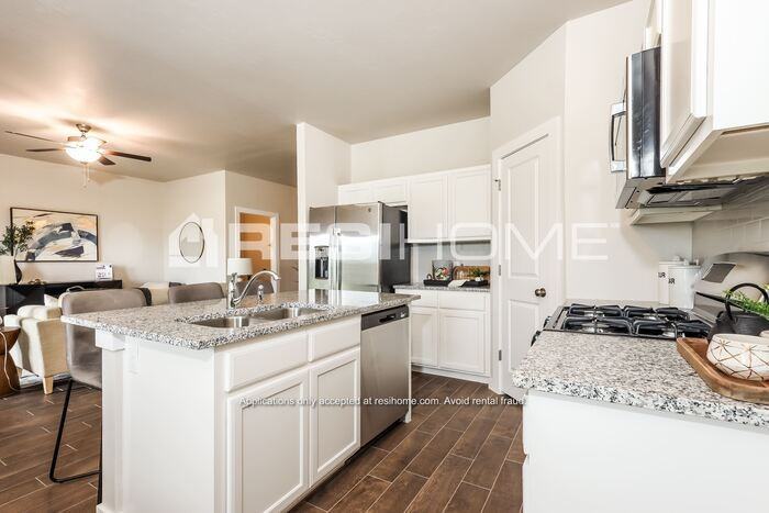 991B Waverly Dr #B - Photo 5 of 17