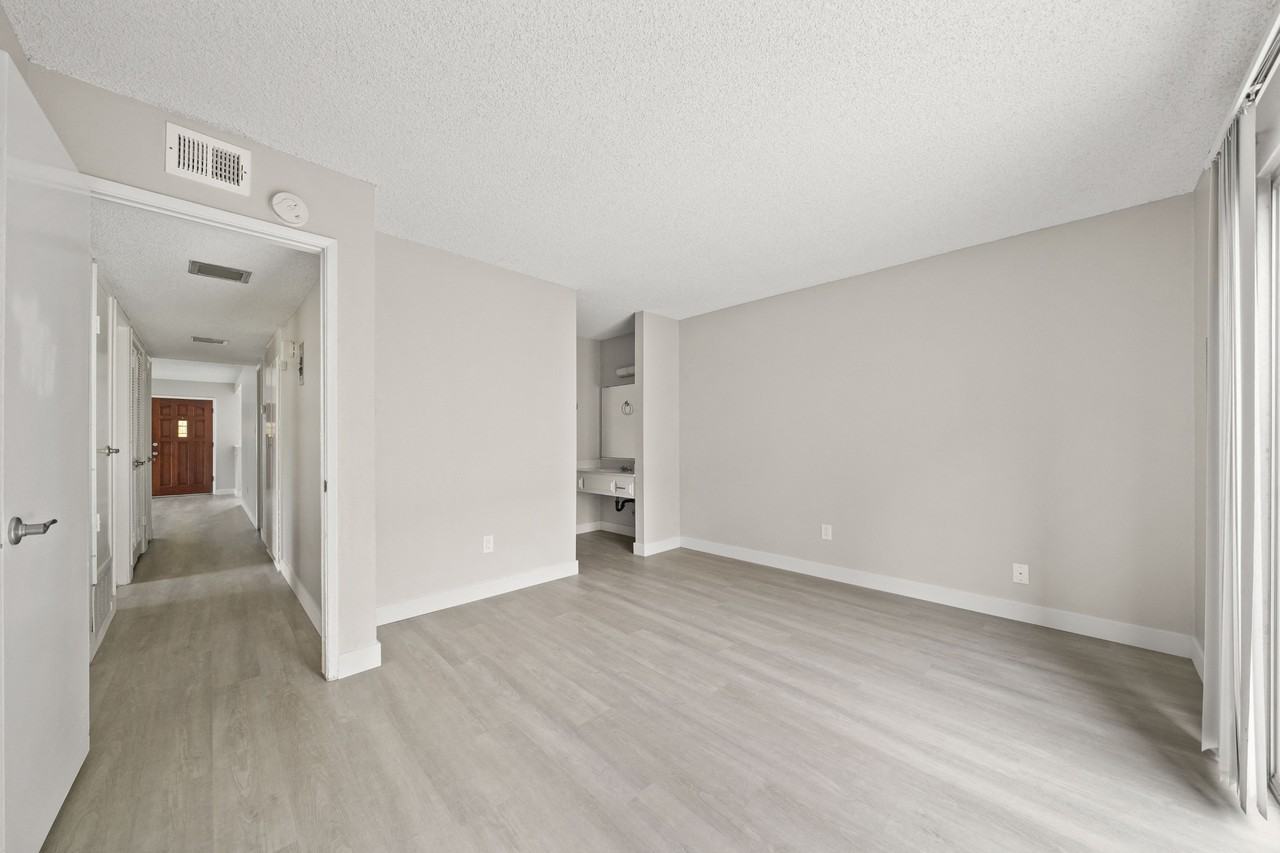 918 S. Webster - Photo 4 of 6