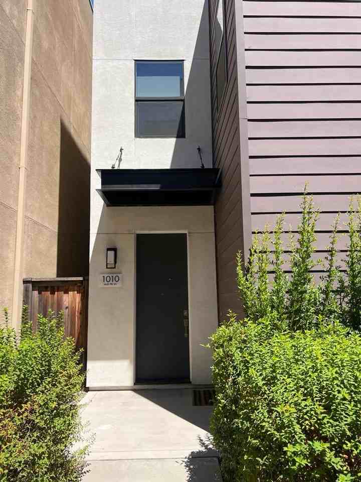 1010 Mudie Lane - Photo 2 of 50