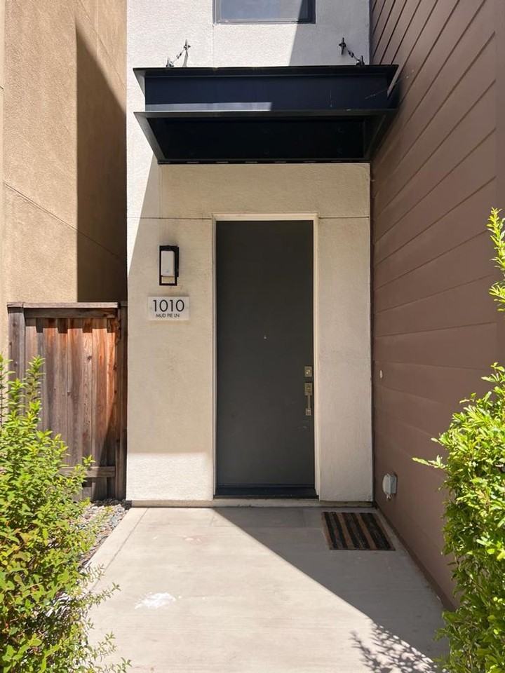 1010 Mudie Lane - Photo 3 of 50