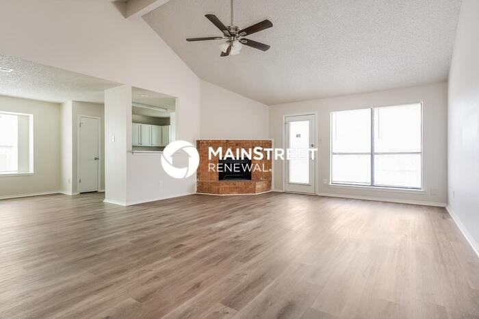 900 Blewitt Dr - Photo 3 of 17