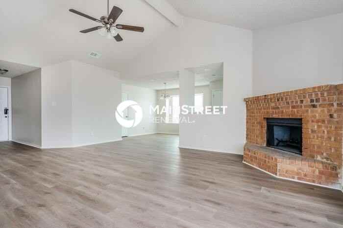 900 Blewitt Dr - Photo 4 of 17