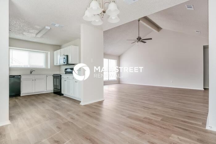 900 Blewitt Dr - Photo 5 of 17