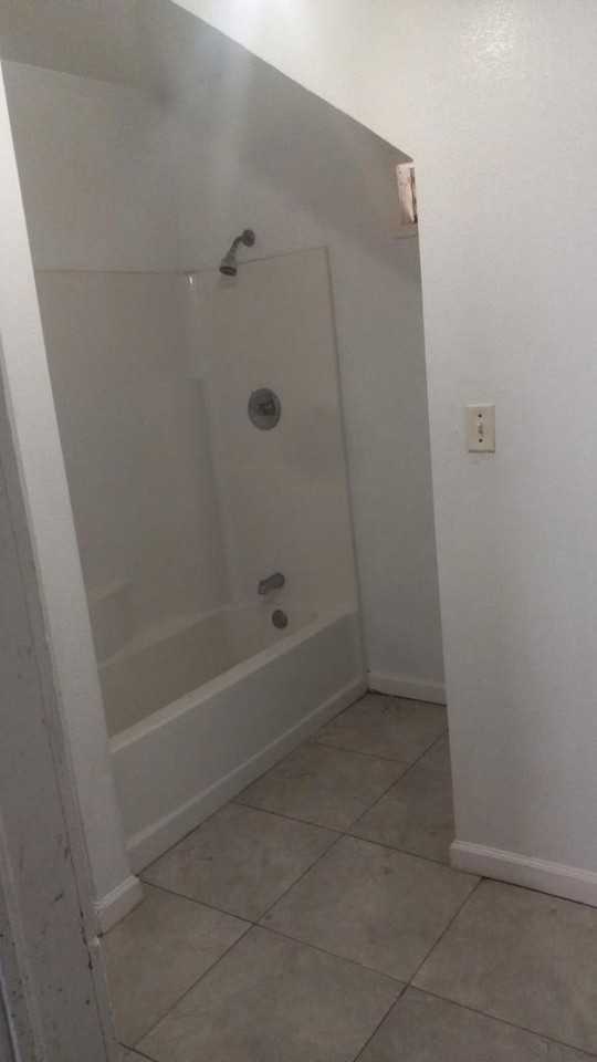 2219 W Houston St - Photo 2 of 20