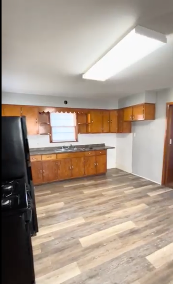 311 E Kansas St - Photo 4 of 15