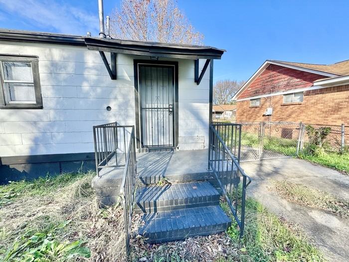 2071 Hubert Ave - Photo 3 of 18