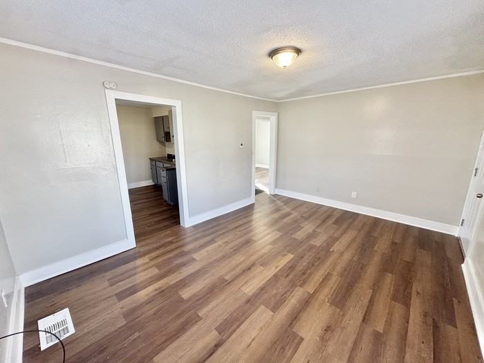 2071 Hubert Ave - Photo 4 of 18