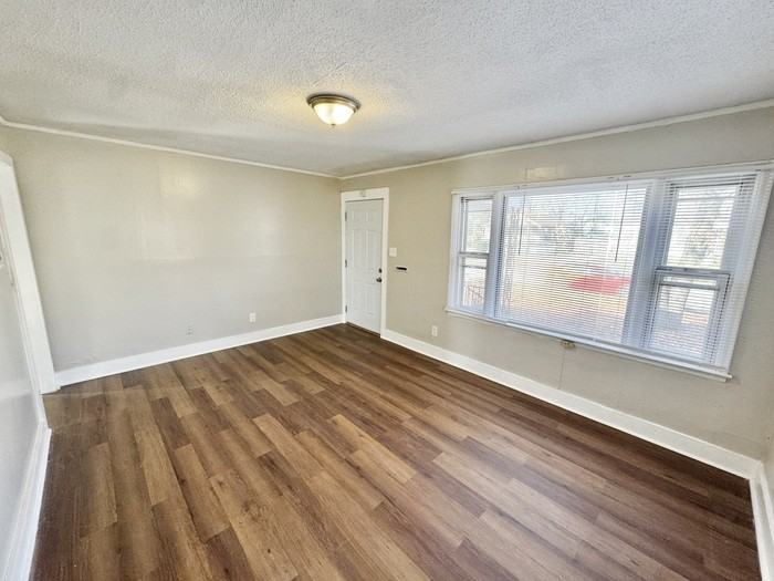 2071 Hubert Ave - Photo 5 of 18