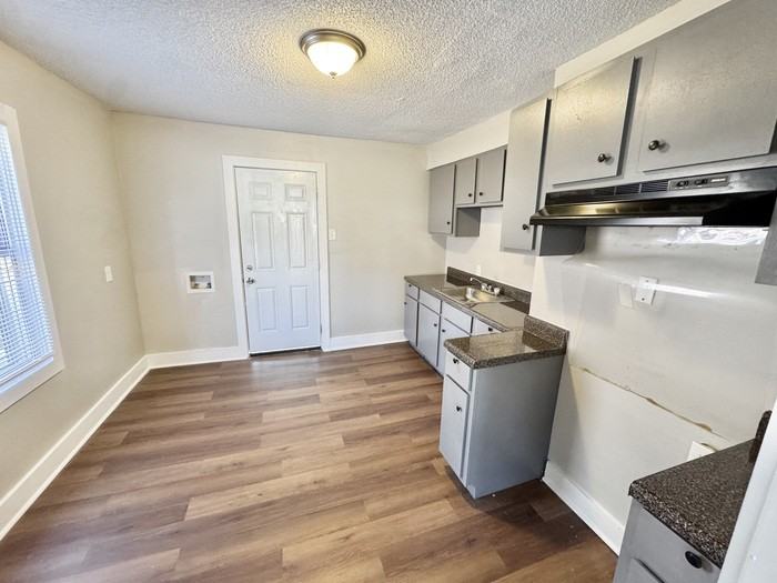 2071 Hubert Ave - Photo 6 of 18