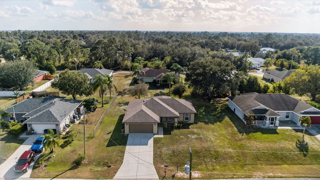 1224 Bayou St - Photo 2 of 23