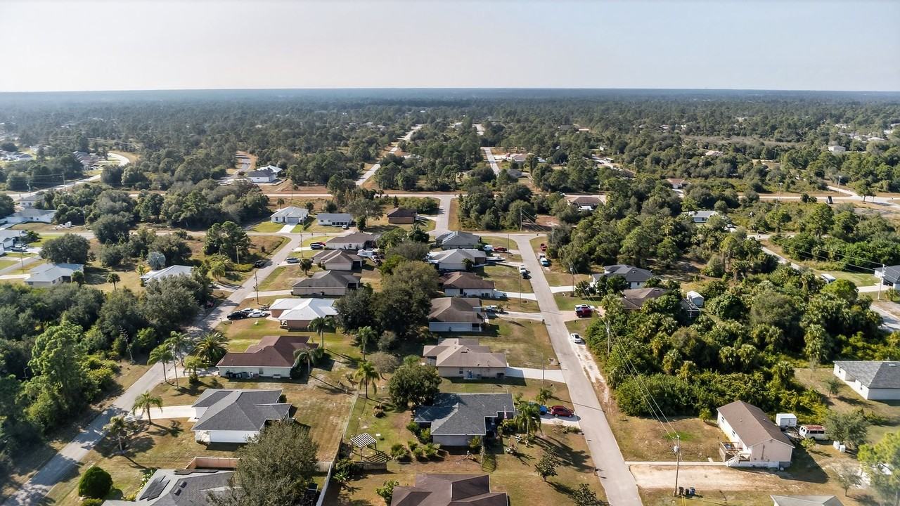 1224 Bayou St - Photo 3 of 23