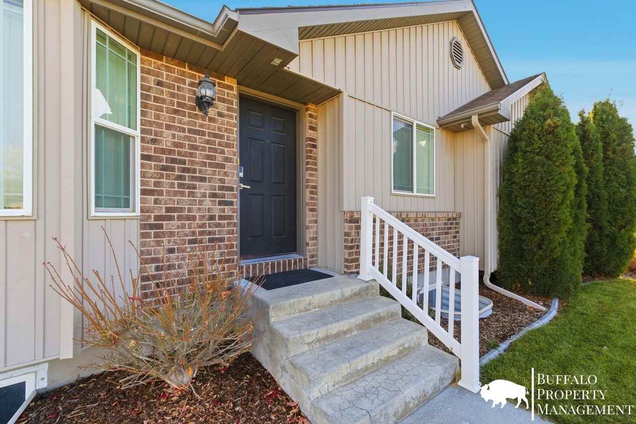 5587 Treyden Dr - Photo 3 of 41