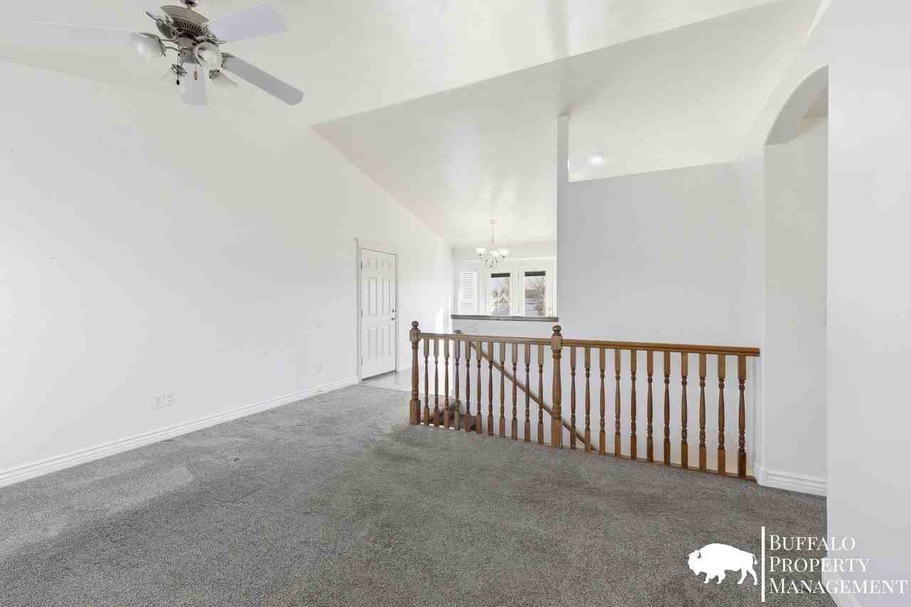 5587 Treyden Dr - Photo 5 of 41