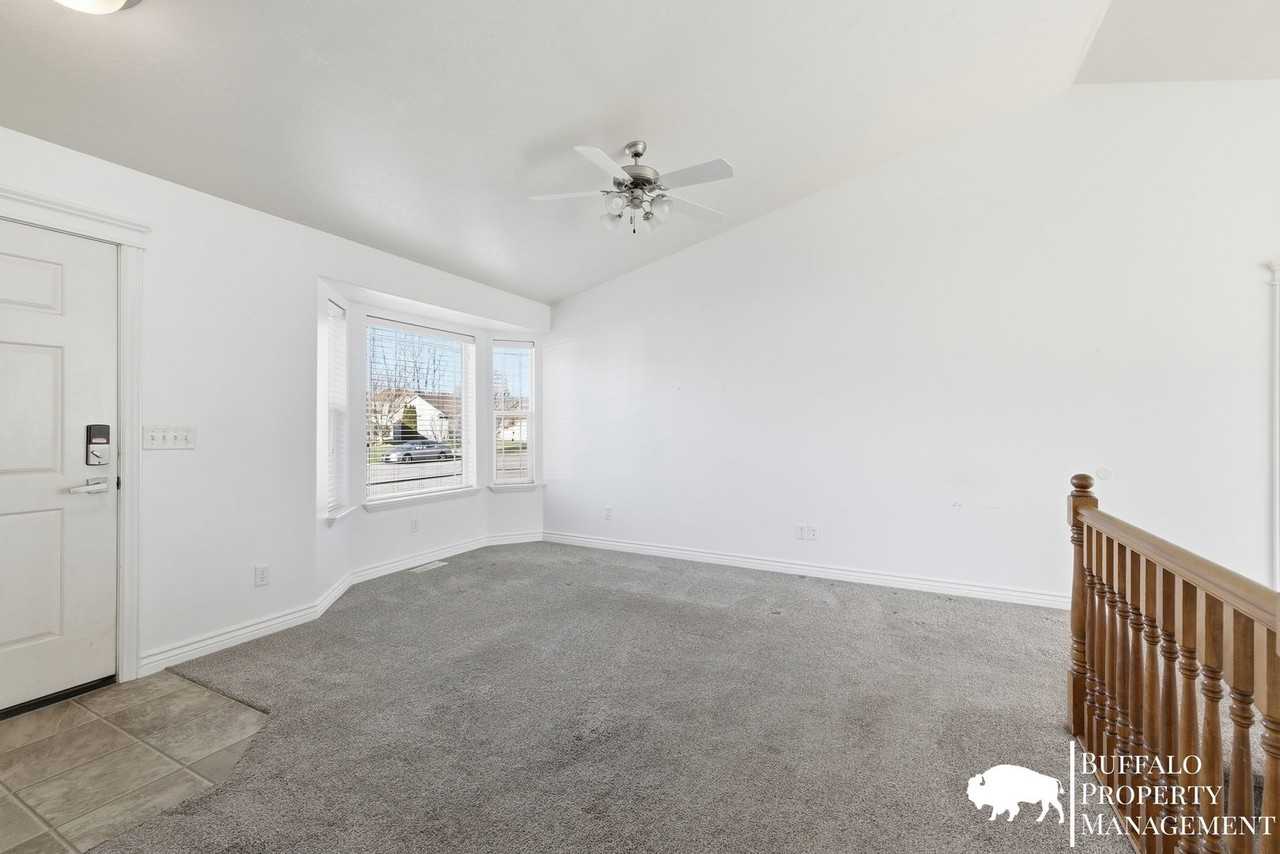 5587 Treyden Dr - Photo 6 of 41