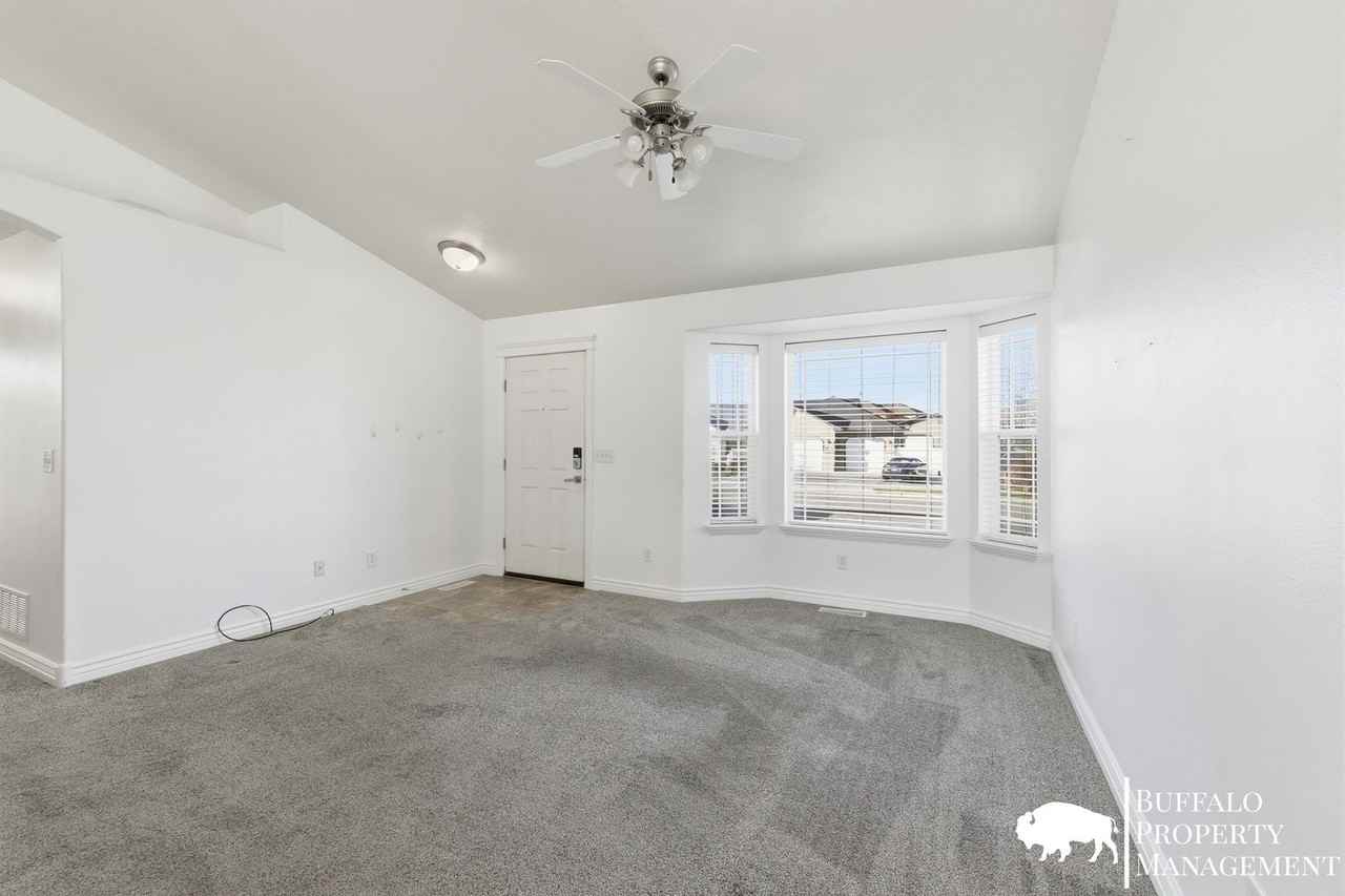 5587 Treyden Dr - Photo 7 of 41