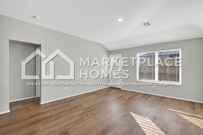 812 NE 102nd Ter - Photo 5 of 29