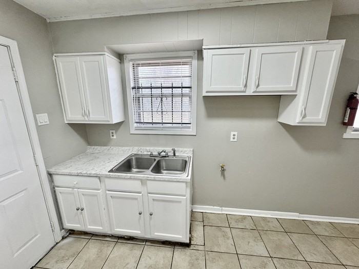 735 Ledbetter Avenue - Photo 7 of 19