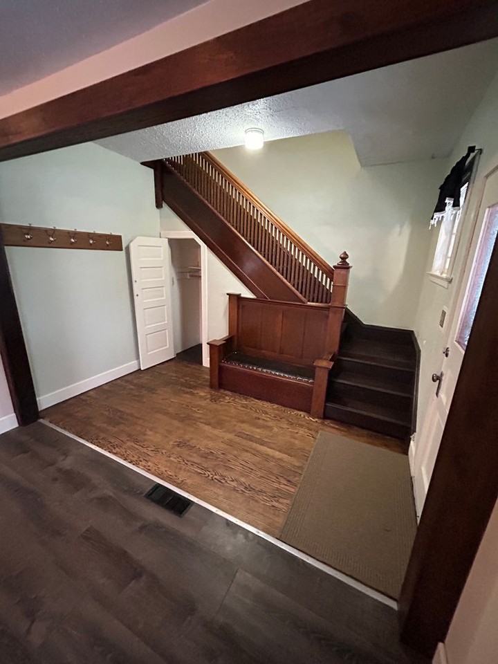 826 2nd Ave E - Photo 4 of 31