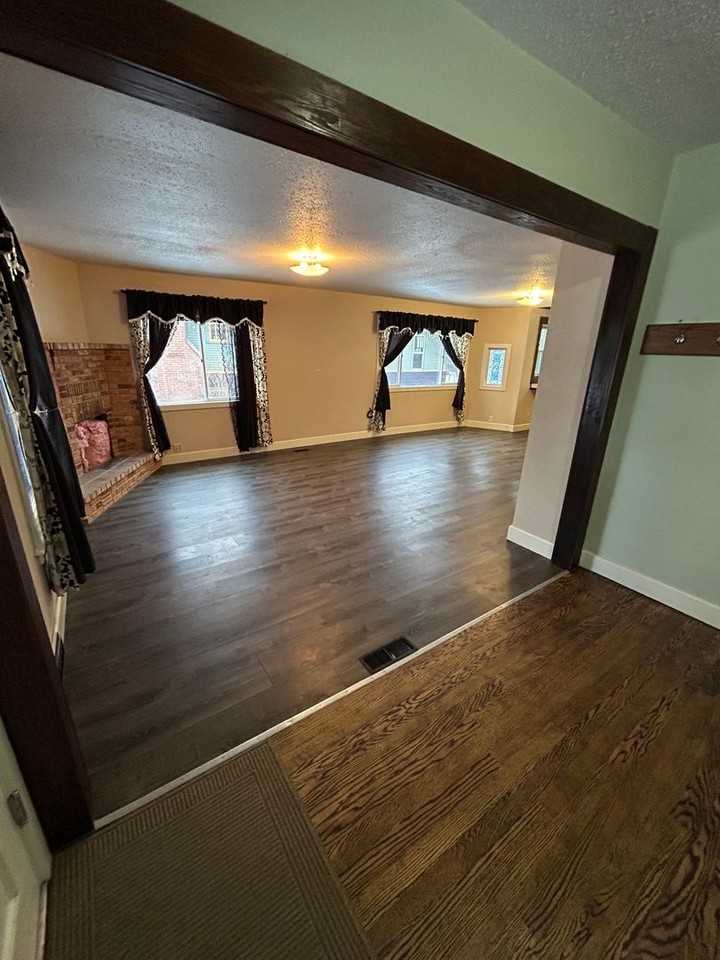 826 2nd Ave E - Photo 5 of 31