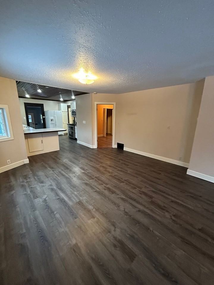 826 2nd Ave E - Photo 6 of 31