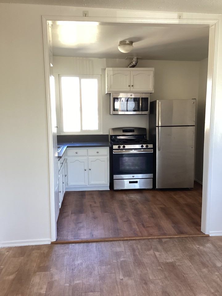 1517 W 28th St #7 - Photo 4 of 15