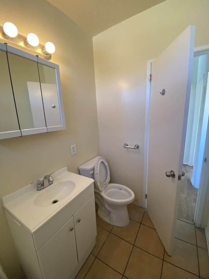 1517 W 28th St #7 - Photo 6 of 15