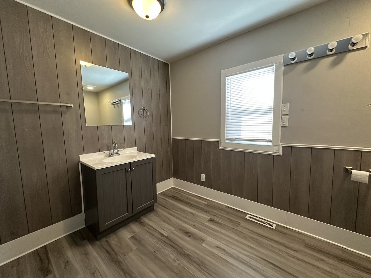 911 Laurel St #NA - Photo 7 of 18