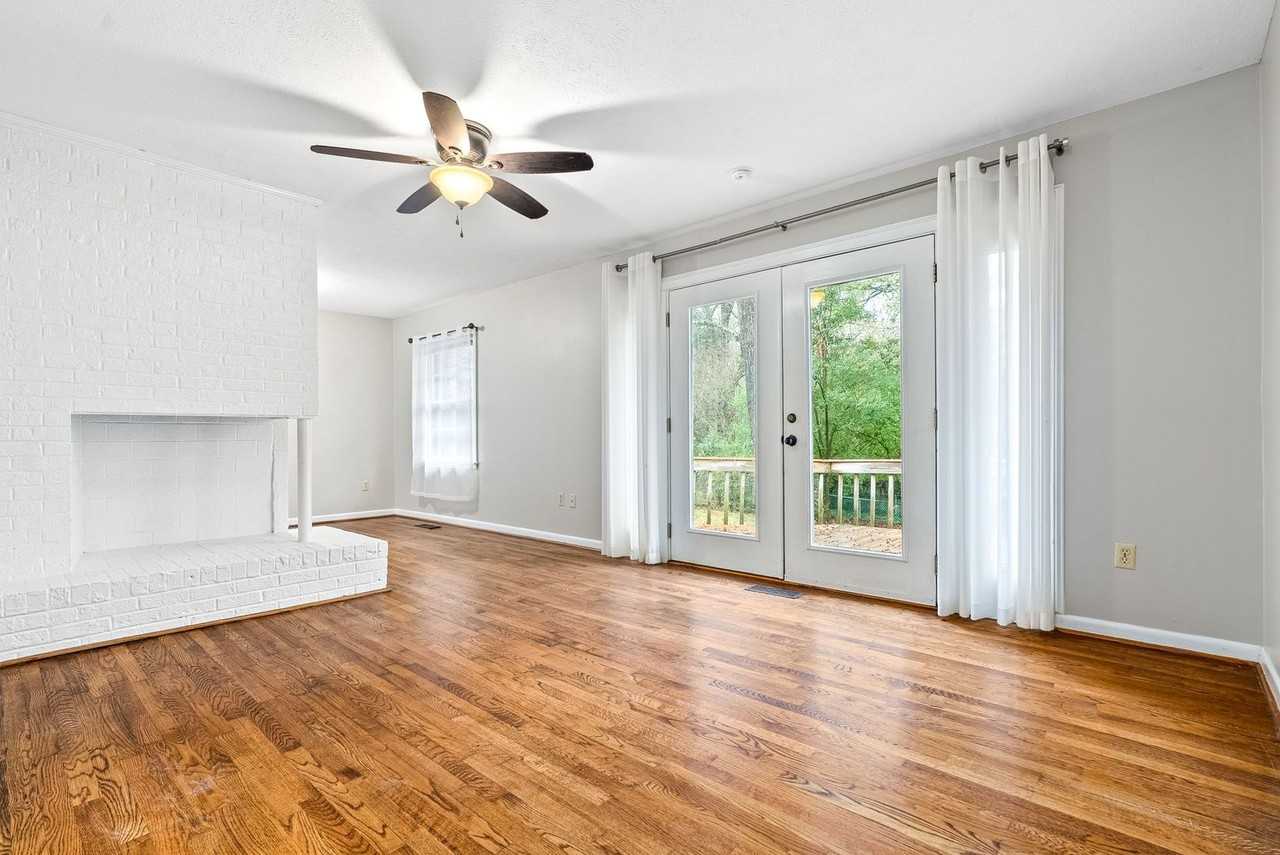 302 Bowden Dr - Photo 3 of 26
