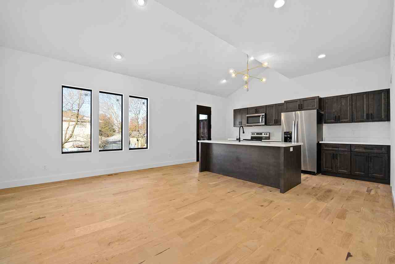 105 Amberwood Court - Photo 3 of 32