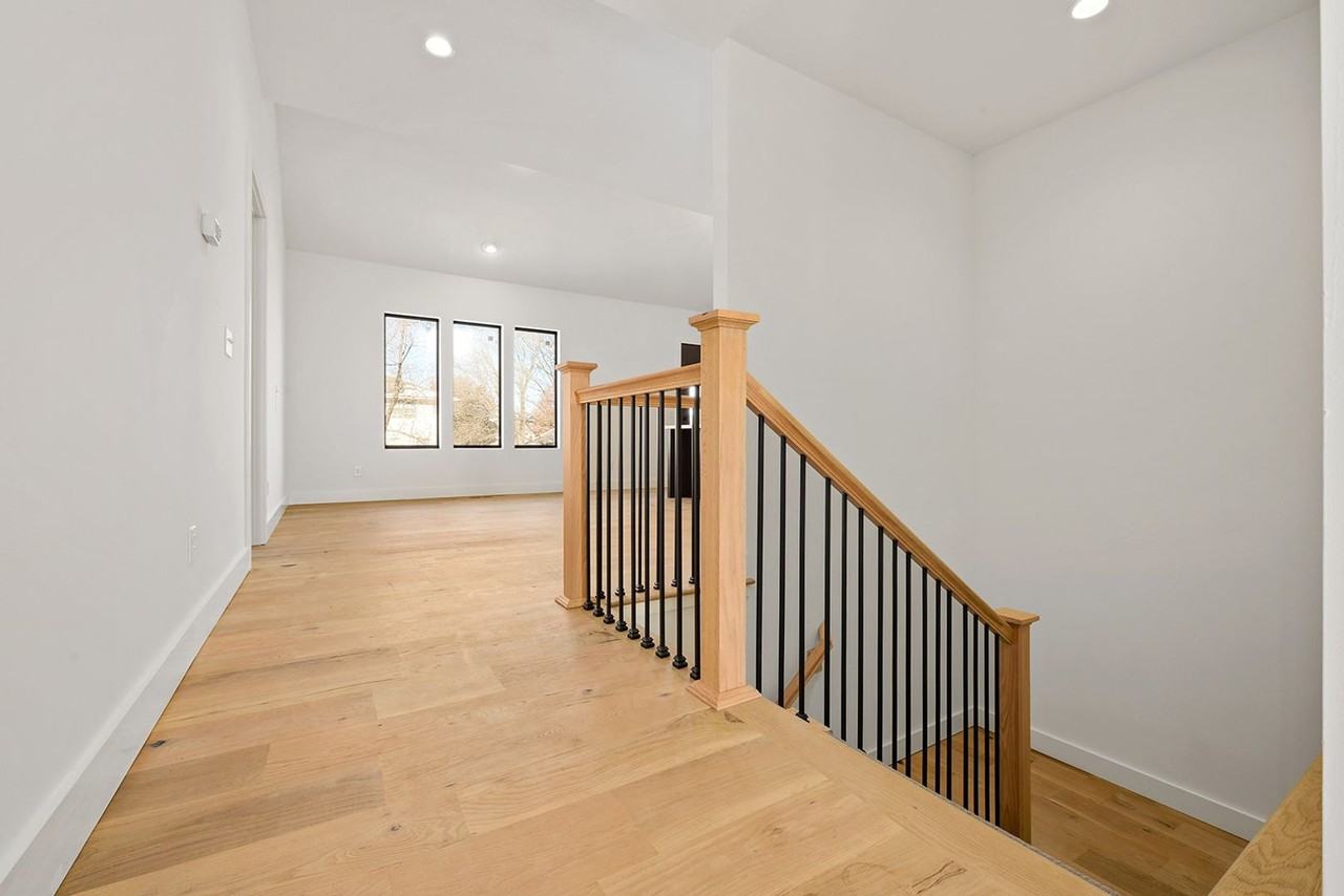 105 Amberwood Court - Photo 5 of 32