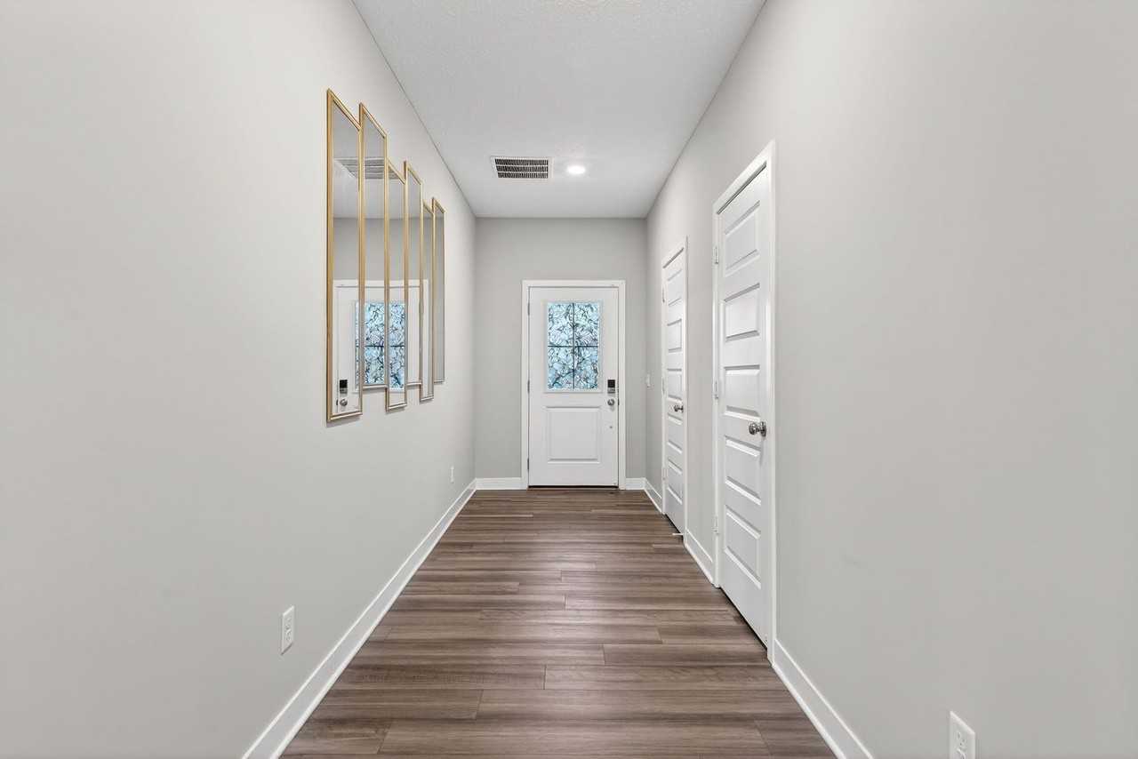 1939 Goodwin Pl - Photo 4 of 24