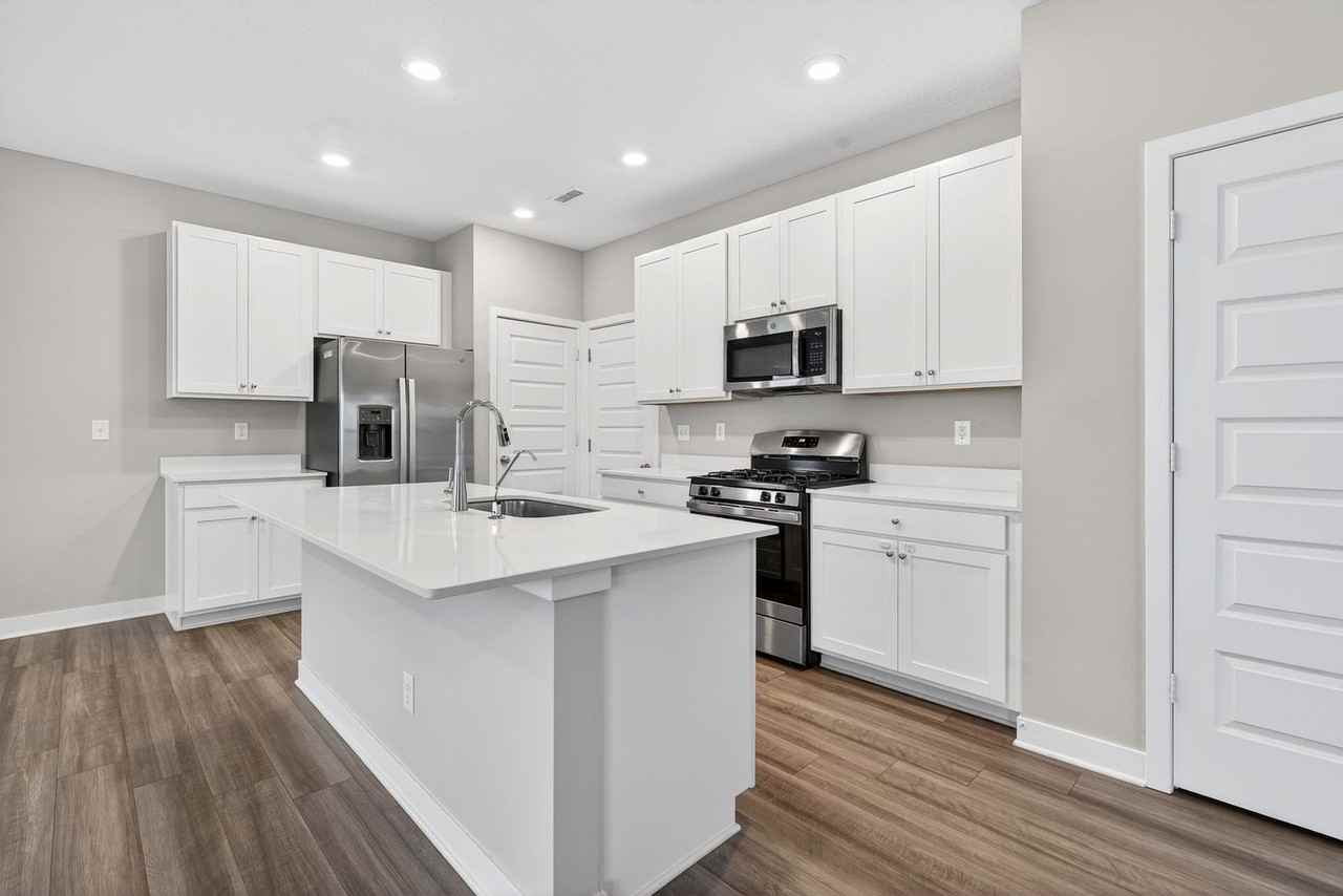 1939 Goodwin Pl - Photo 5 of 24