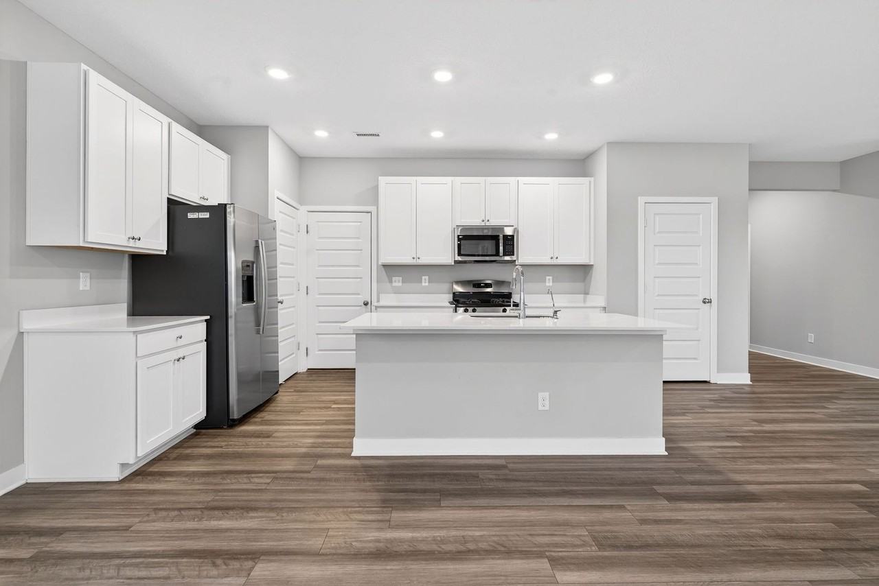 1939 Goodwin Pl - Photo 6 of 24