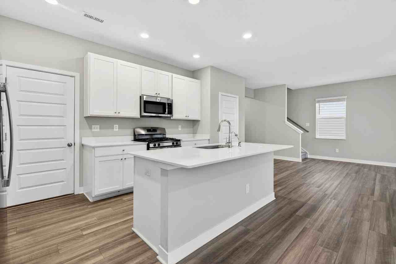 1939 Goodwin Pl - Photo 7 of 24