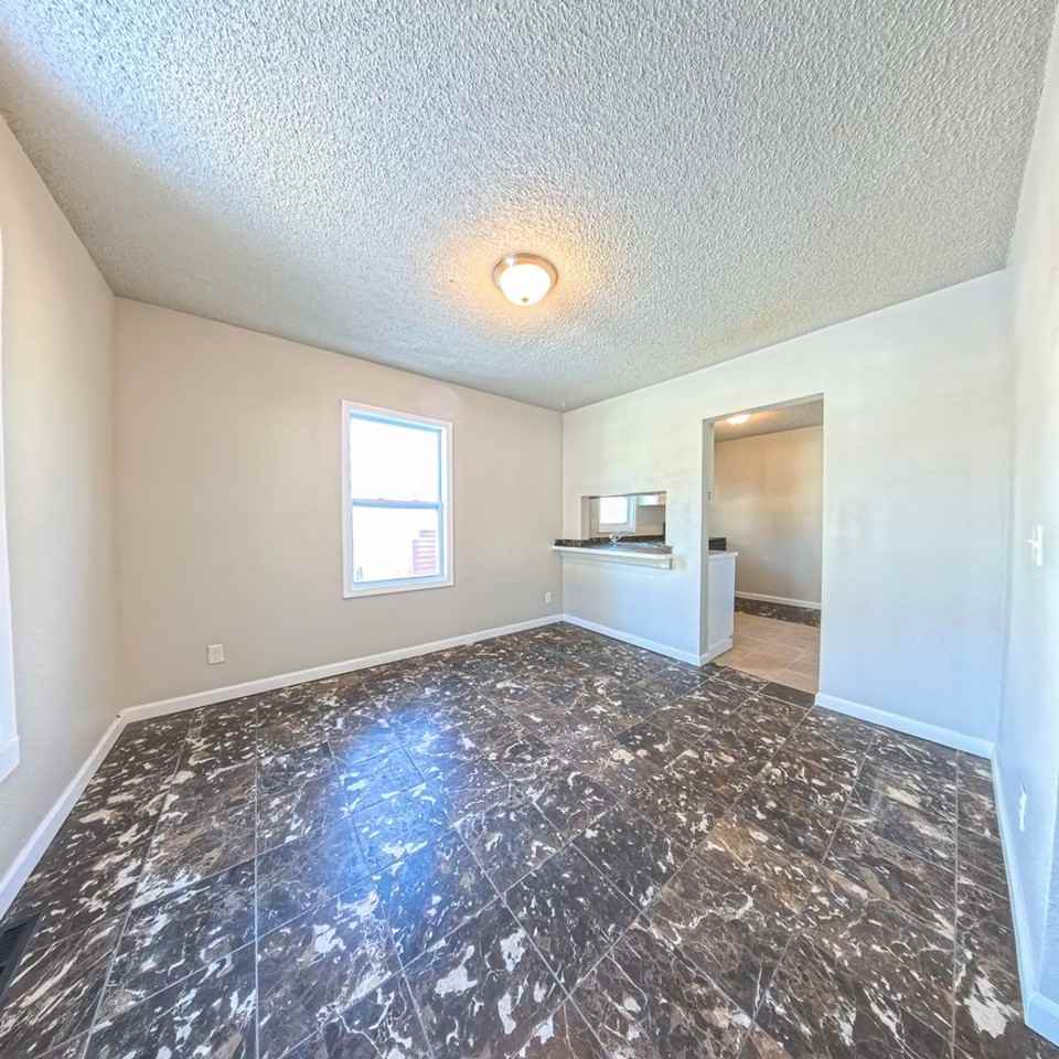 1905 23rd St - Photo 4 of 16