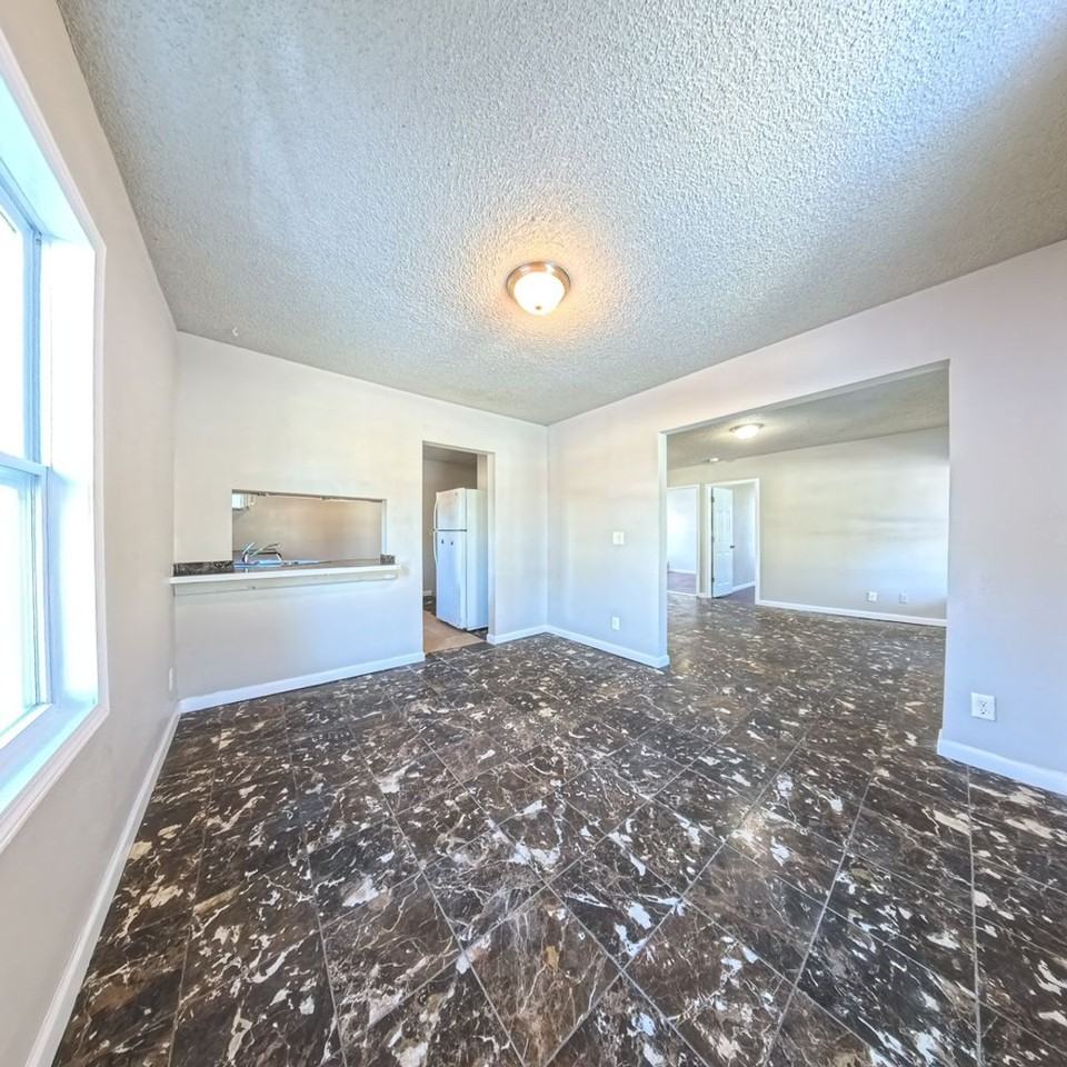 1905 23rd St - Photo 5 of 16