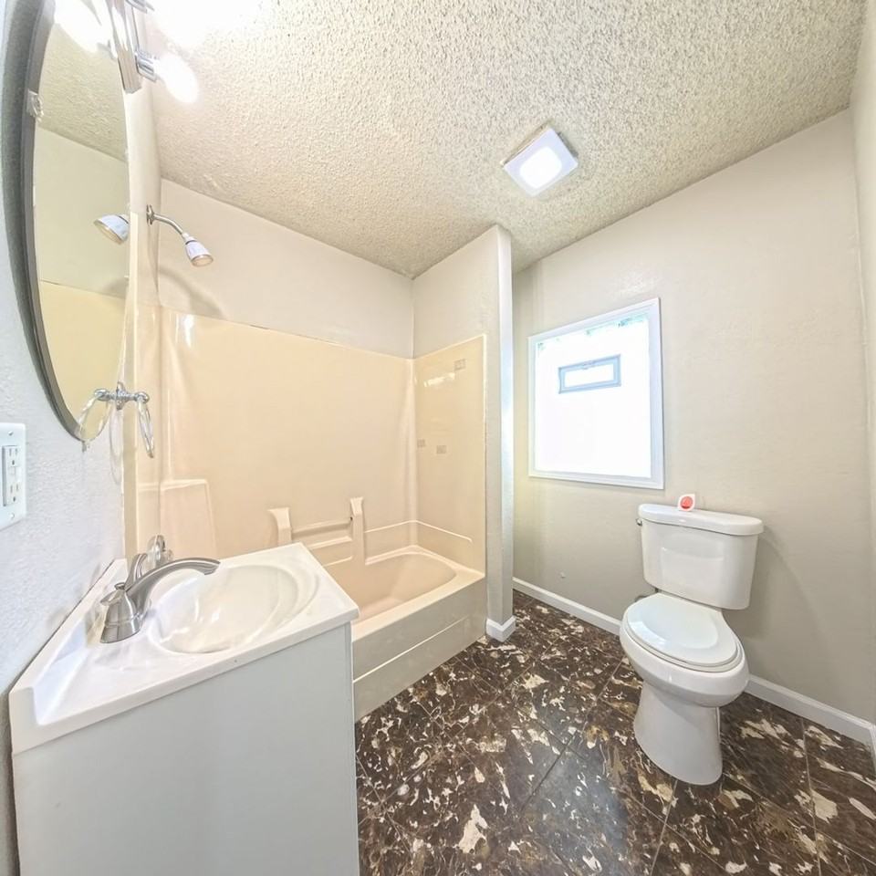 1905 23rd St - Photo 6 of 16