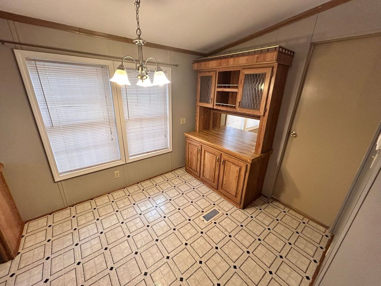 1212 Stateline Rd - Photo 6 of 12