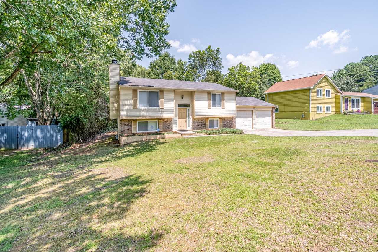 2407 Redfield Dr - Photo 3 of 37