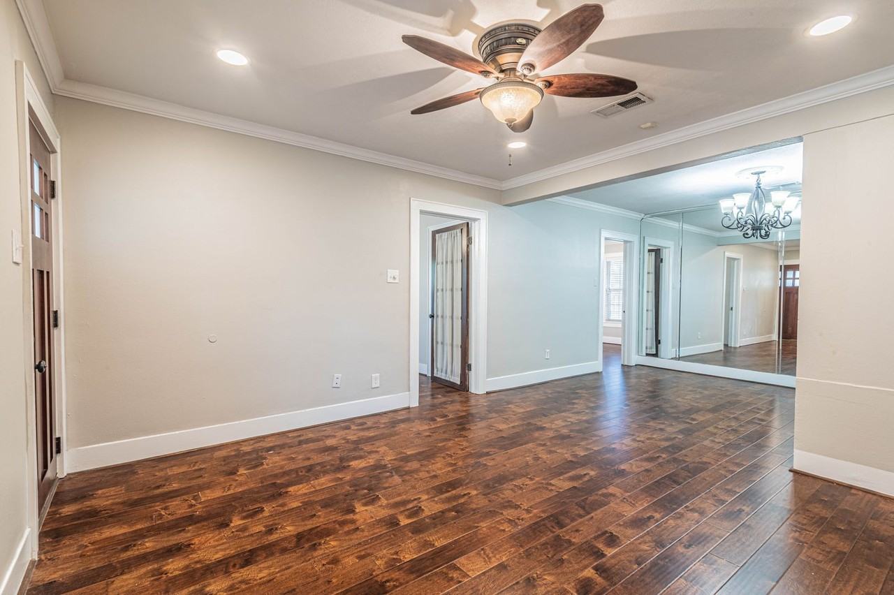 726 East 26th Street - Photo 3 of 18