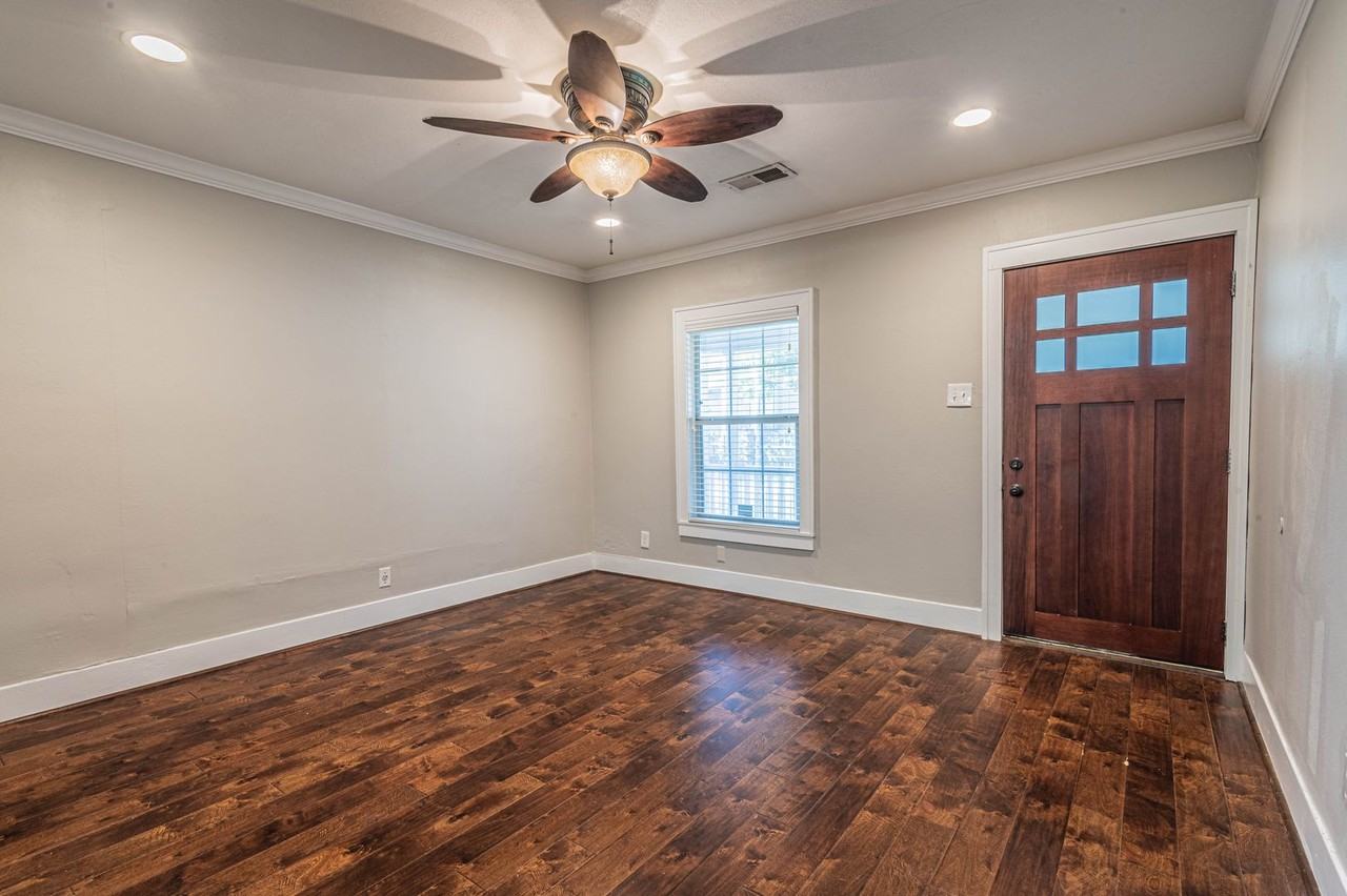 726 East 26th Street - Photo 4 of 18