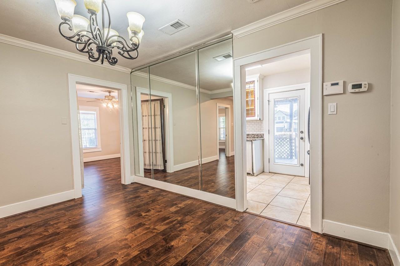 726 East 26th Street - Photo 5 of 18