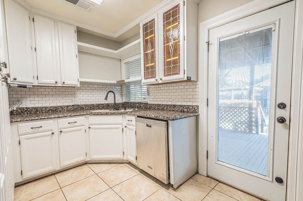 726 East 26th Street - Photo 7 of 18