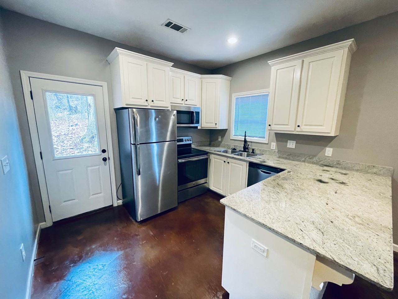 401 Riley Street - Photo 4 of 11