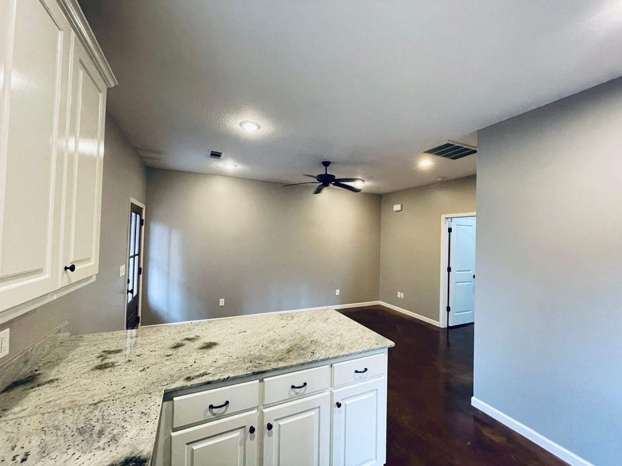 401 Riley Street - Photo 5 of 11