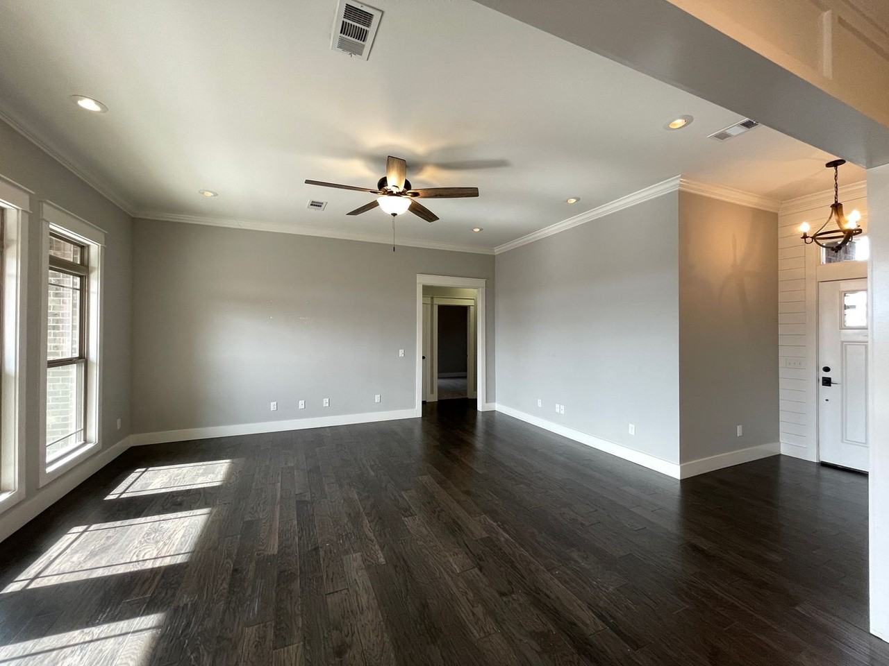 202 Crestwood Lane - Photo 4 of 28