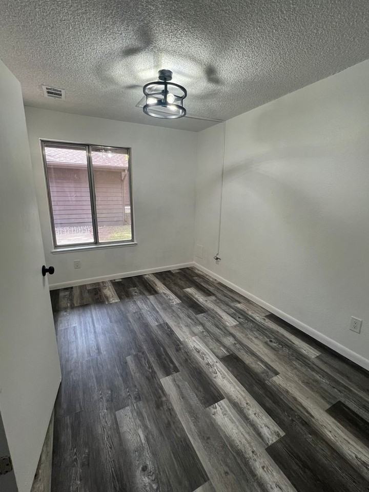 1200 S Riordan Ranch St - Photo 3 of 6