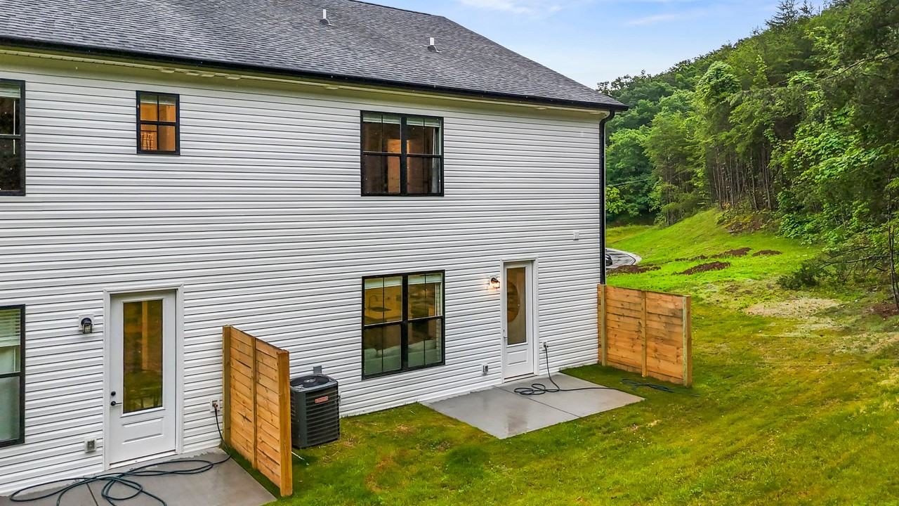 8851 Chapman Trace Way - Photo 6 of 45