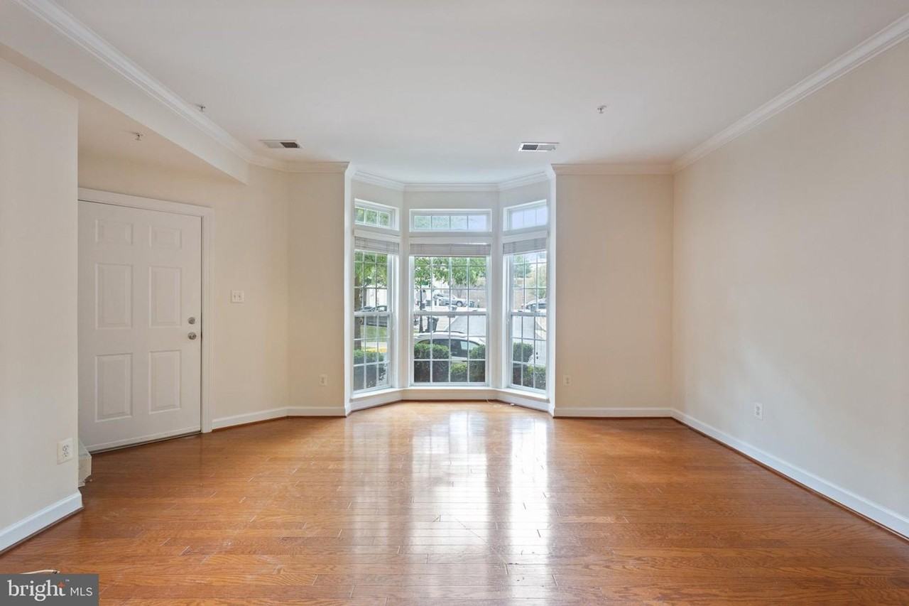 2576 Eastbourne Dr - Photo 5 of 50