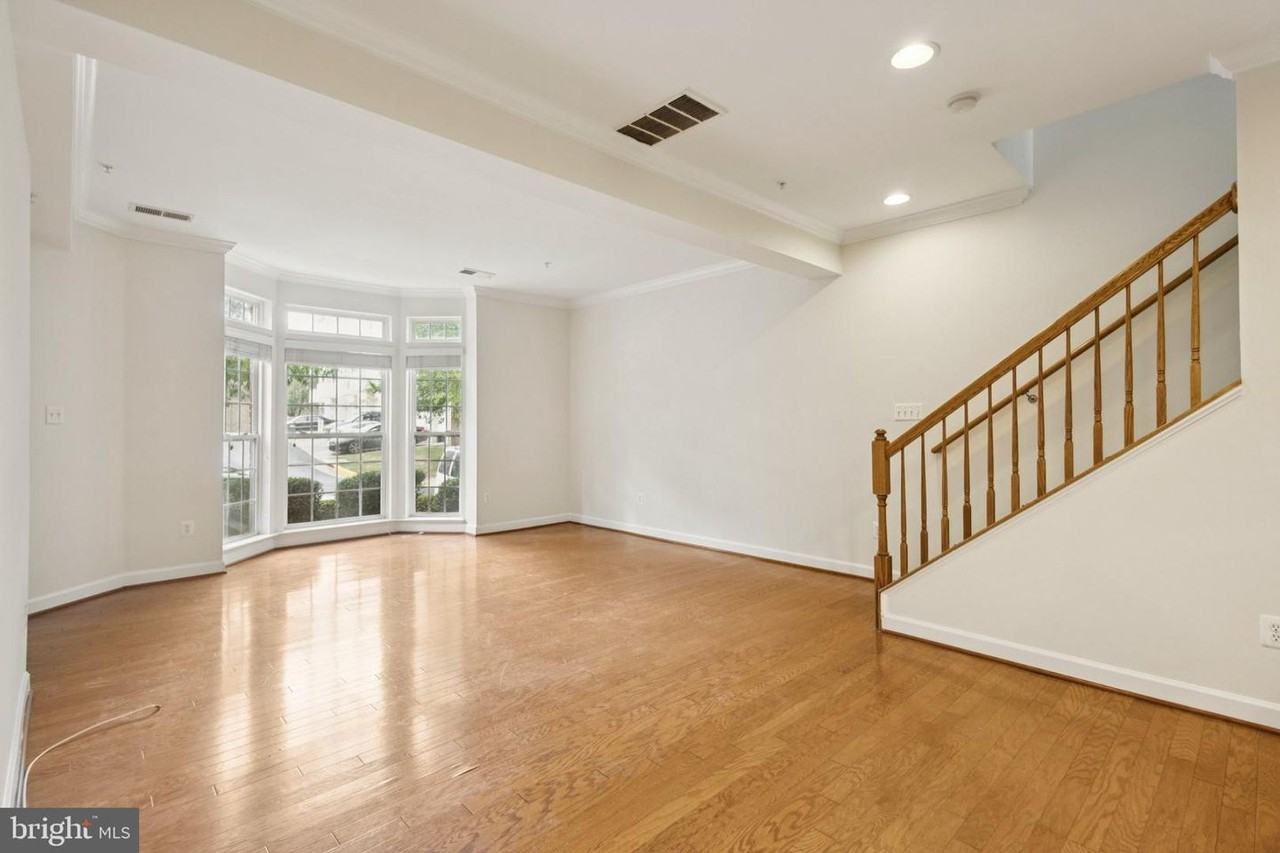 2576 Eastbourne Dr - Photo 7 of 50